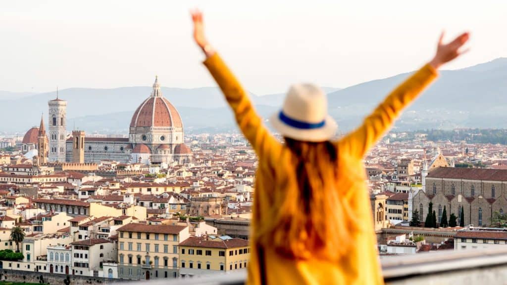 O persoană fericită admirând Verona de la un balcon înalt