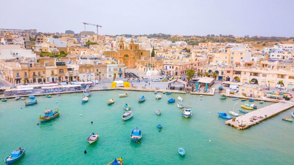 Bărci într-o zonă de coastă cu apă cristalină din Malta