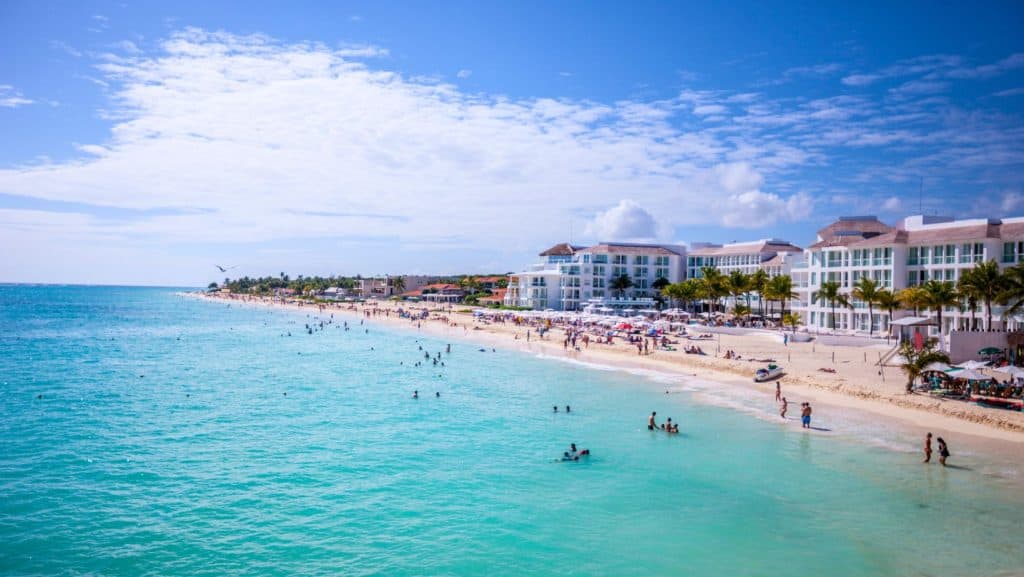 Persoane pe o zonă de coastă din Playa Del Carmen.