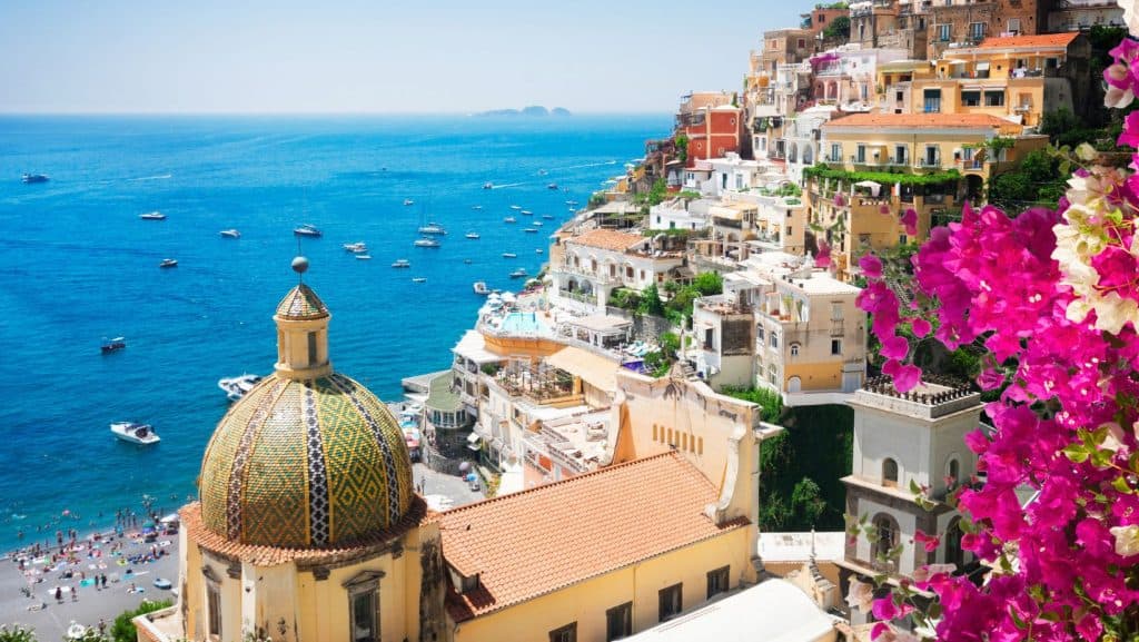 Peisaj panoramic asupra zonei de coastă din Positano