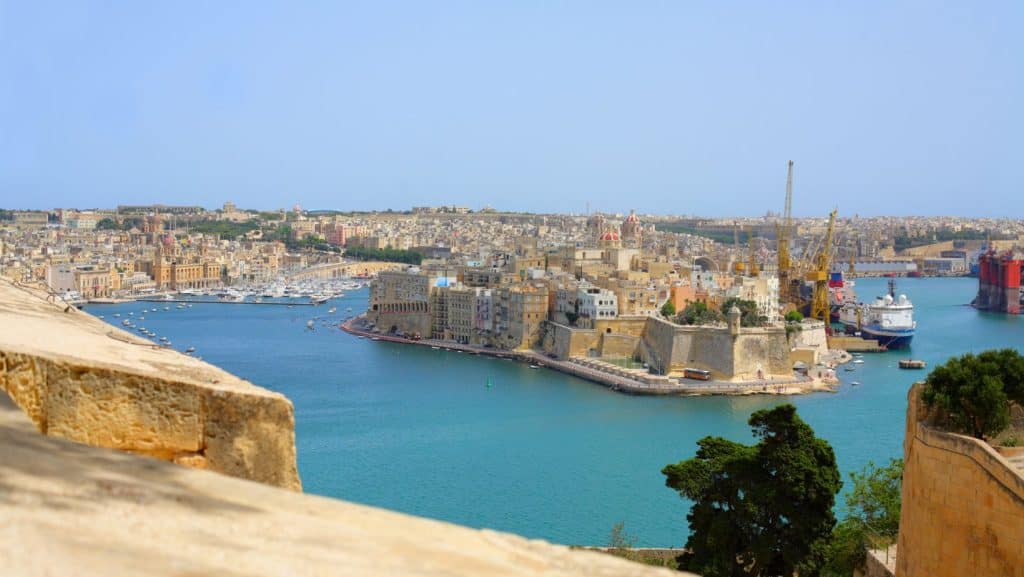 Peisaj panoramic al unui oraș din Malta