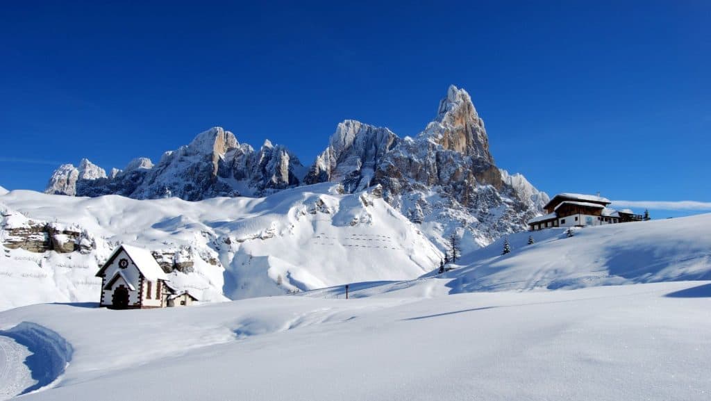 Resort de ski plin cu zăpadă din munții Italieni.