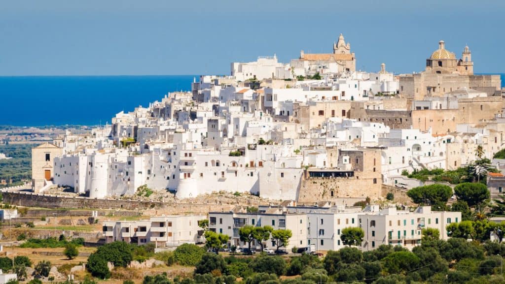 Peisaj panoramic al orașului alb Ostuni.