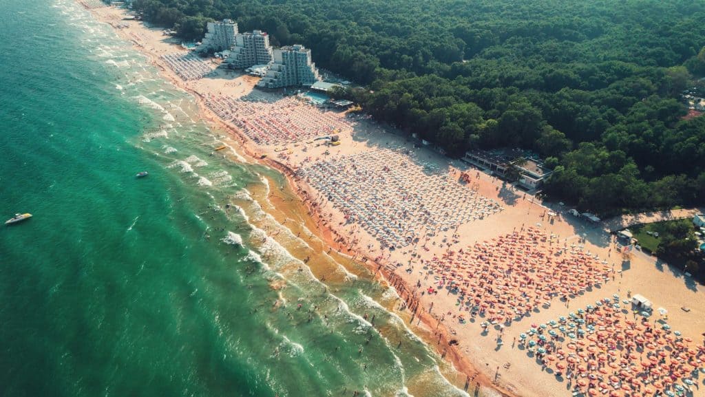 O plajă vastă și supra-populată din Albena