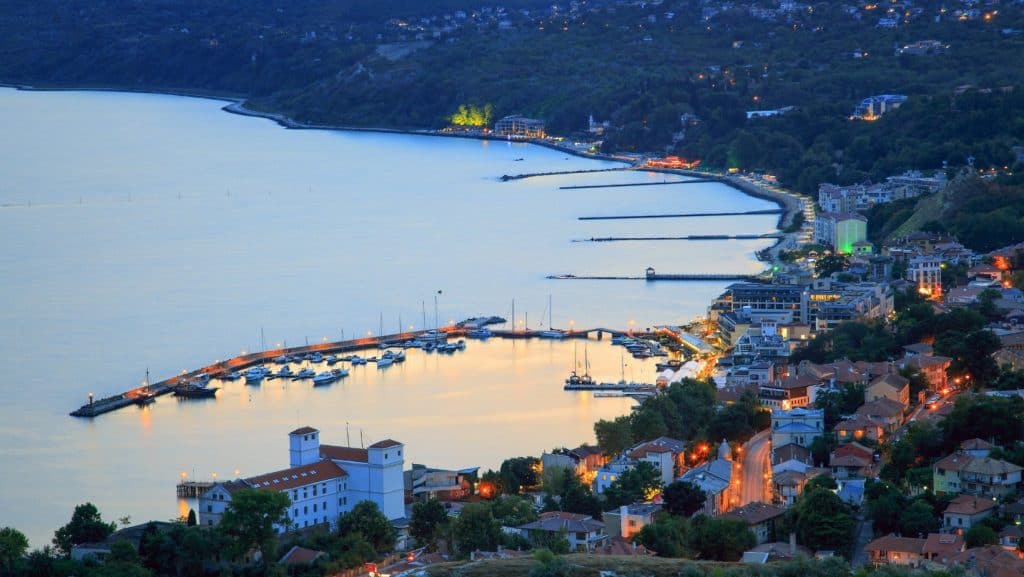 Peisaj panoramic al zonei de coastă la apusul soarelui din Balcic