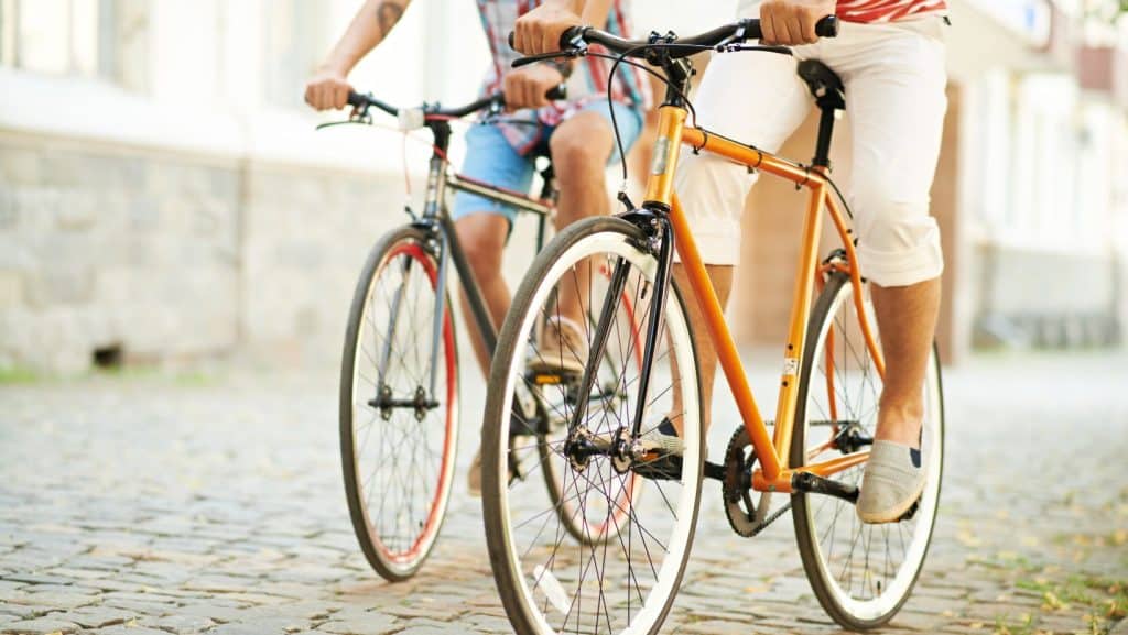 Un cuplu pe bicicletă într-o vacanță în Puglia