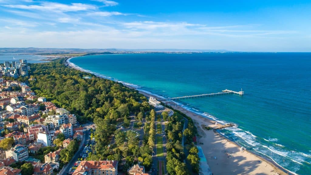 Peisaj panoramic al unei zone de coastă din Bulgaria fotografiată din cer cu drona.