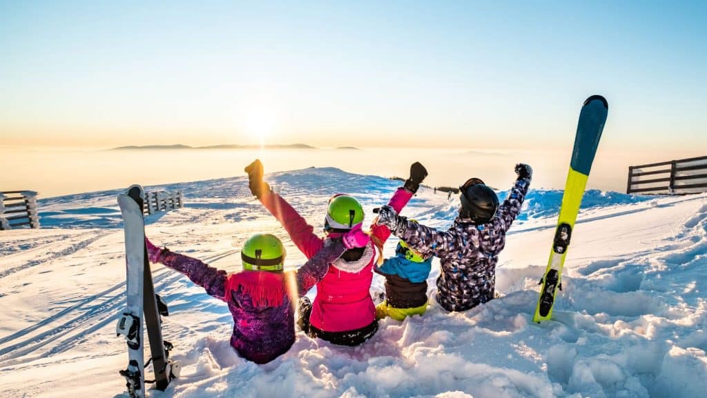 O familie într-o vacanță la ski