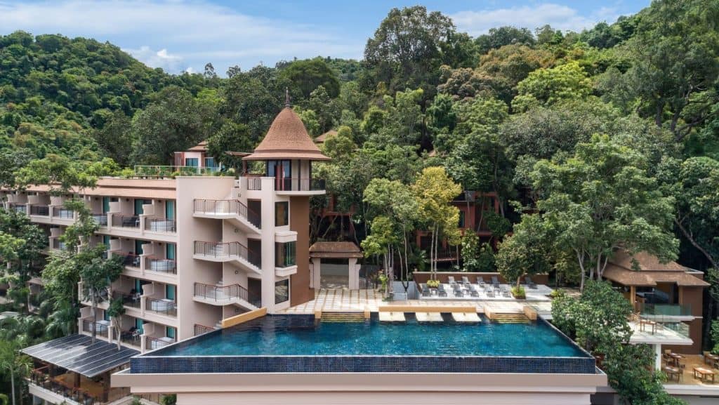 O piscină pe balconul unui hotel din Thailanda