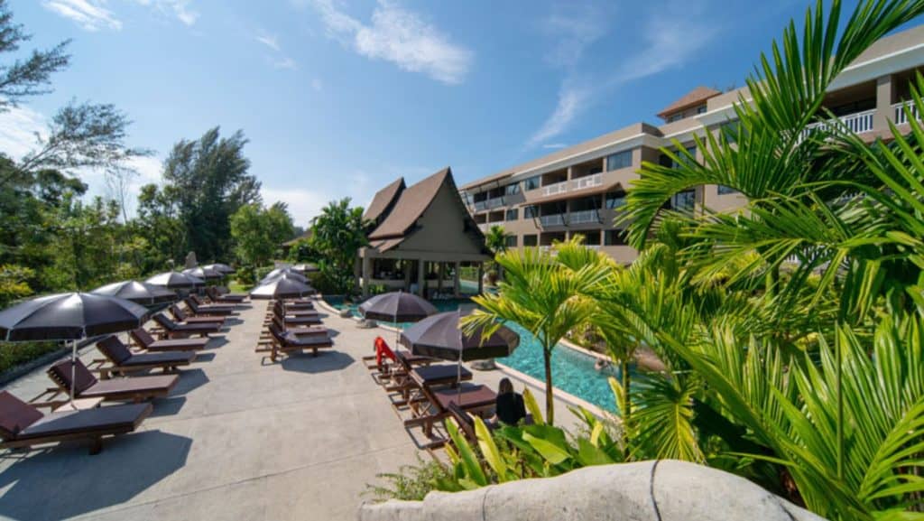 Zona exterioară cu piscină și șezlonguri a unui hotel din Phuket