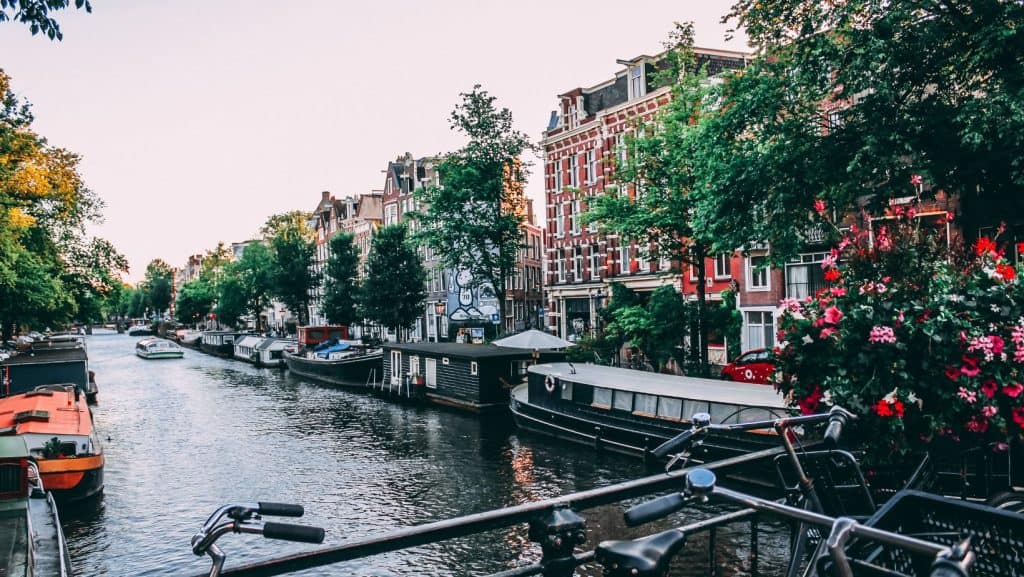 Un pod peste un canal din Amsterdam