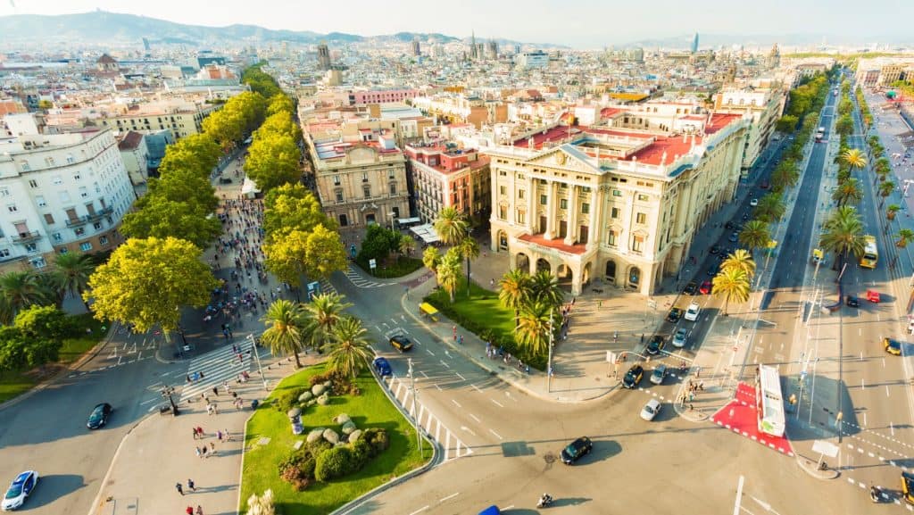 Peisaj panoramic al străzii La Rambla din Barcelona