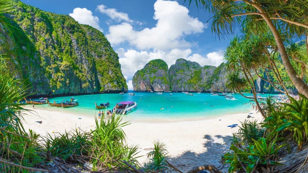 Peisaj panoramic al plajei Maya Bay din Insula Phi Phi 