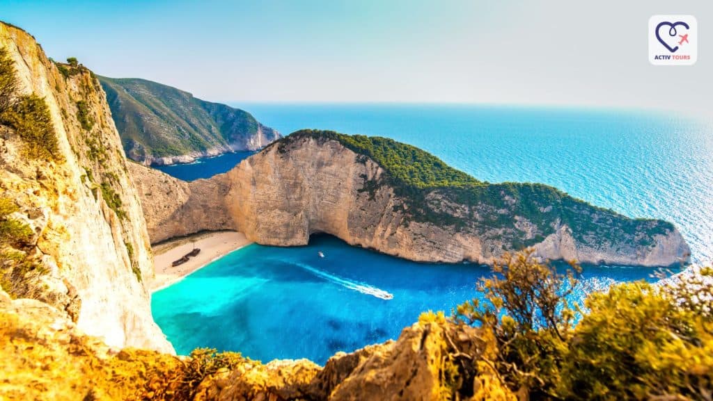 Peisaj panoramic al plajei Navagio privită de pe o stâncă înaltă