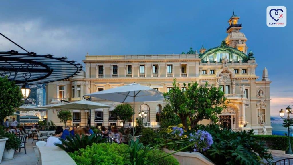 O terasă lângă hotel