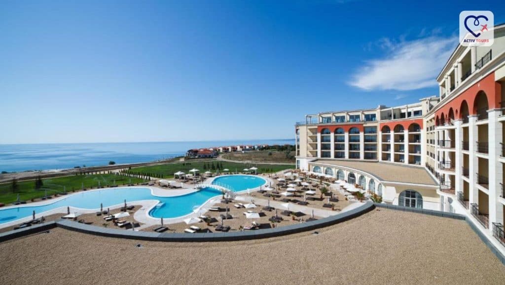 Piscine în zona exterioară a unui resort