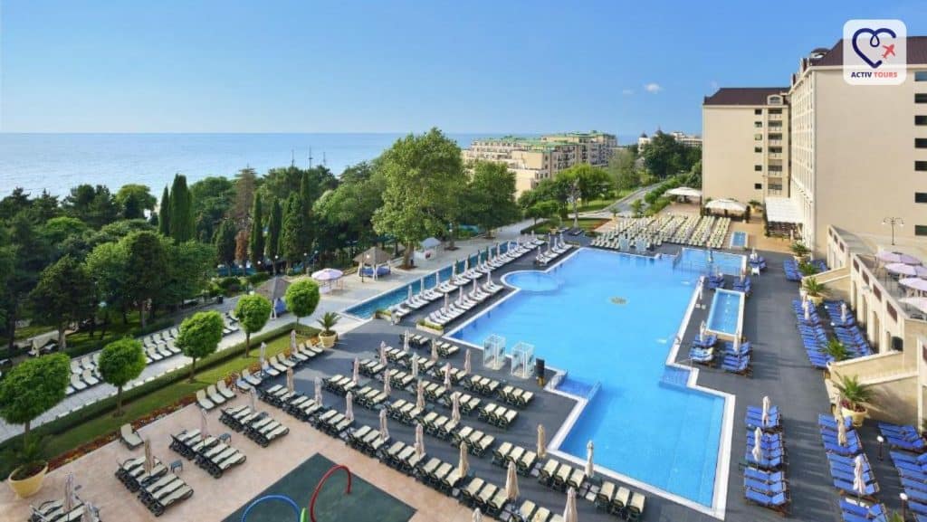 Piscina exterioară a unui hotel