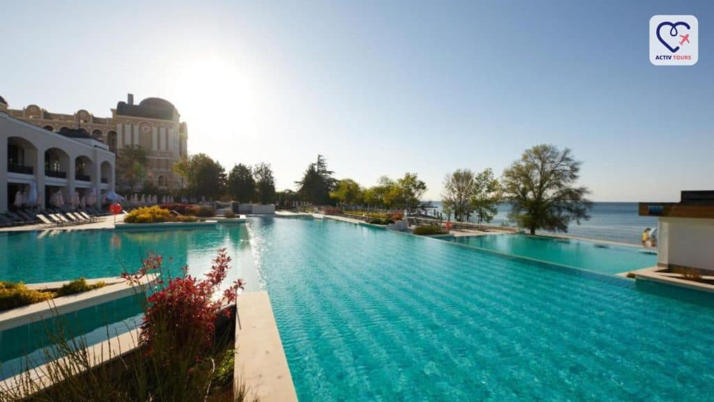 Piscină infinity situată în interiorul unui resort de lux