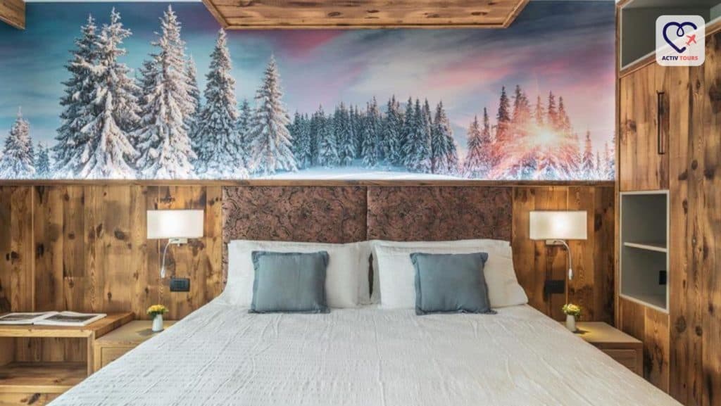 Cameră de hotel elegantă decorată cu lemn și tablou