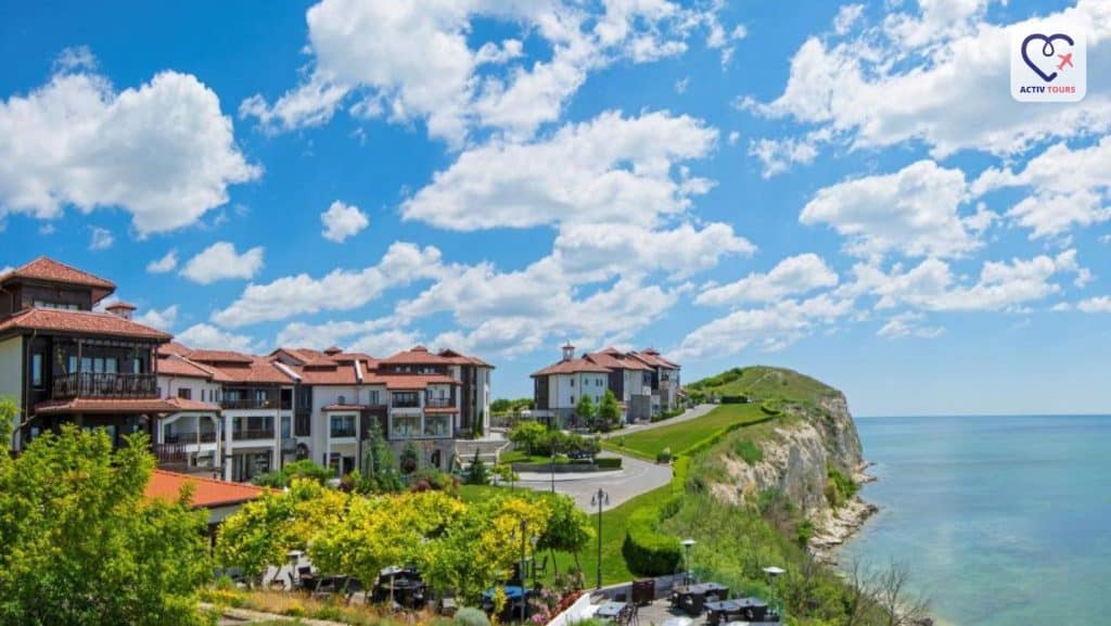 Peisaj panoramic al unui resort situat pe o zonă de coastă stâncoasă