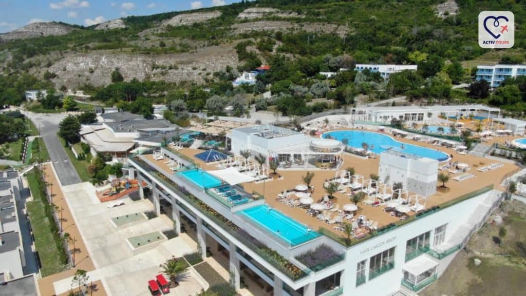 Un resort cu piscine și șezlonguri situate pe acoperiș