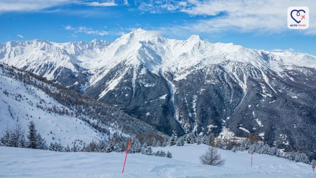 Munți înzăpeziți din Alpii Italieni