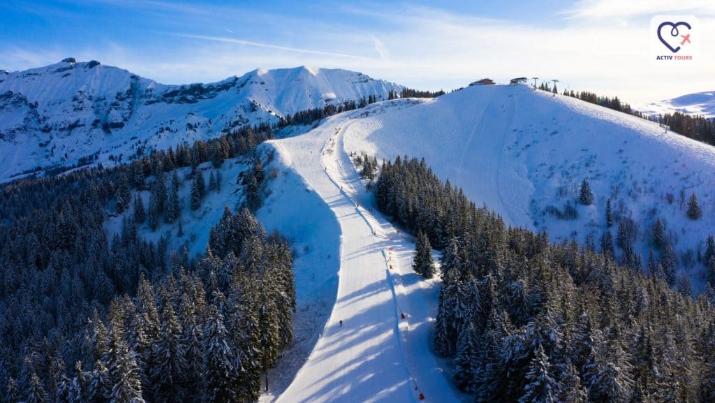 Peisaj panoramic al unei pârtii de ski din megeve