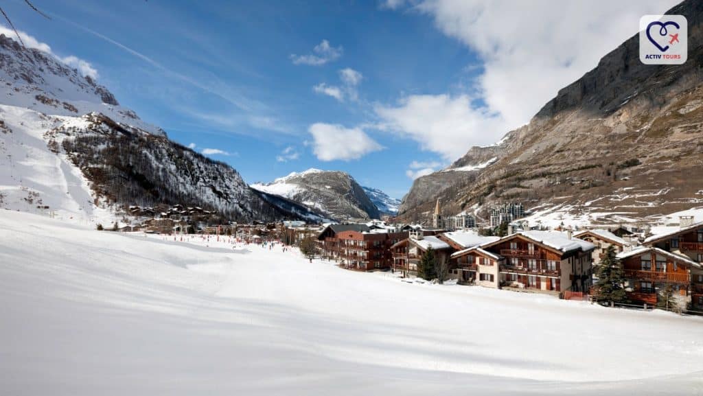 Stațiune de ski cu resort-uri și zăpadă