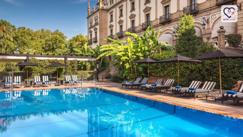 Piscina exterioară a unui hotel de lux