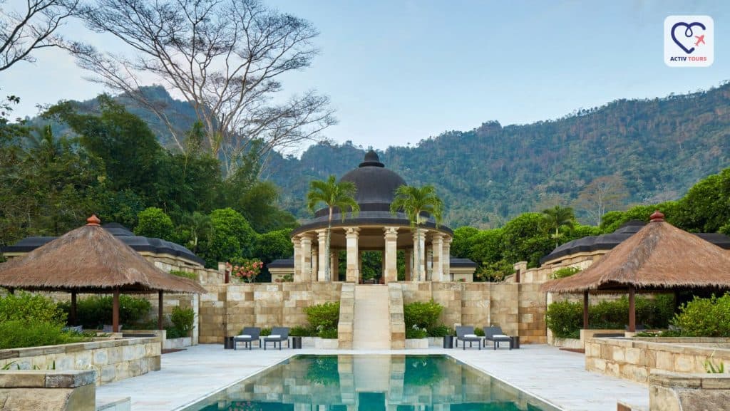 Piscina exterioară a unui hotel de lux