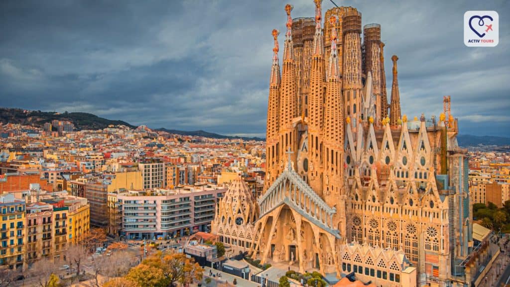 Peisaj panoramic din exterior al catedralei Sagrada Familia din Spania