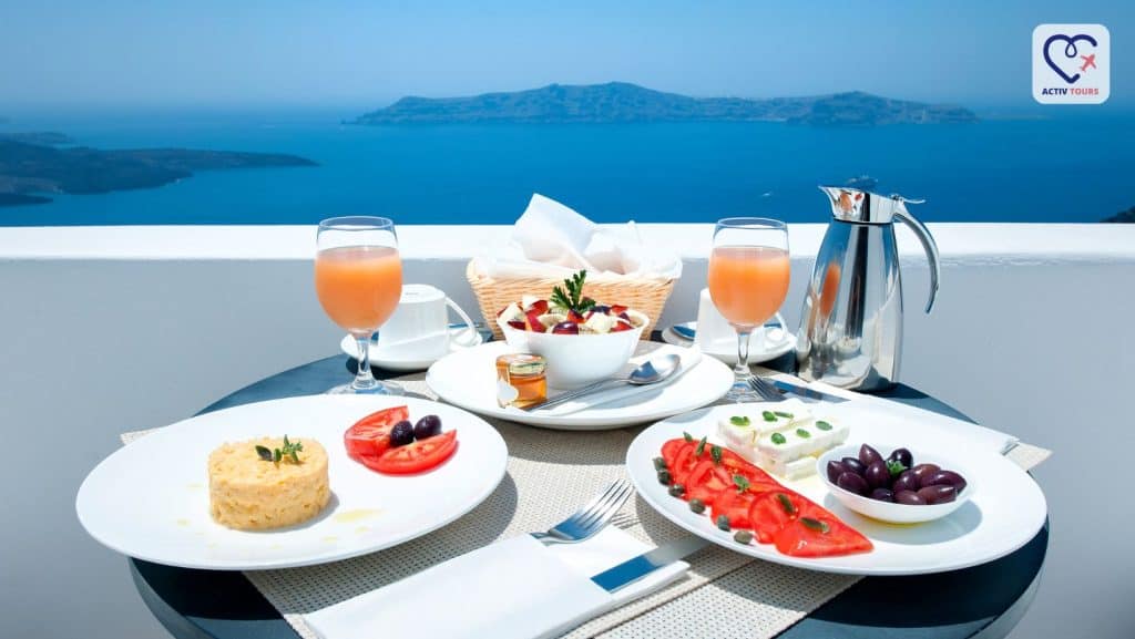 Masă cu delicatese culinare din Grecia