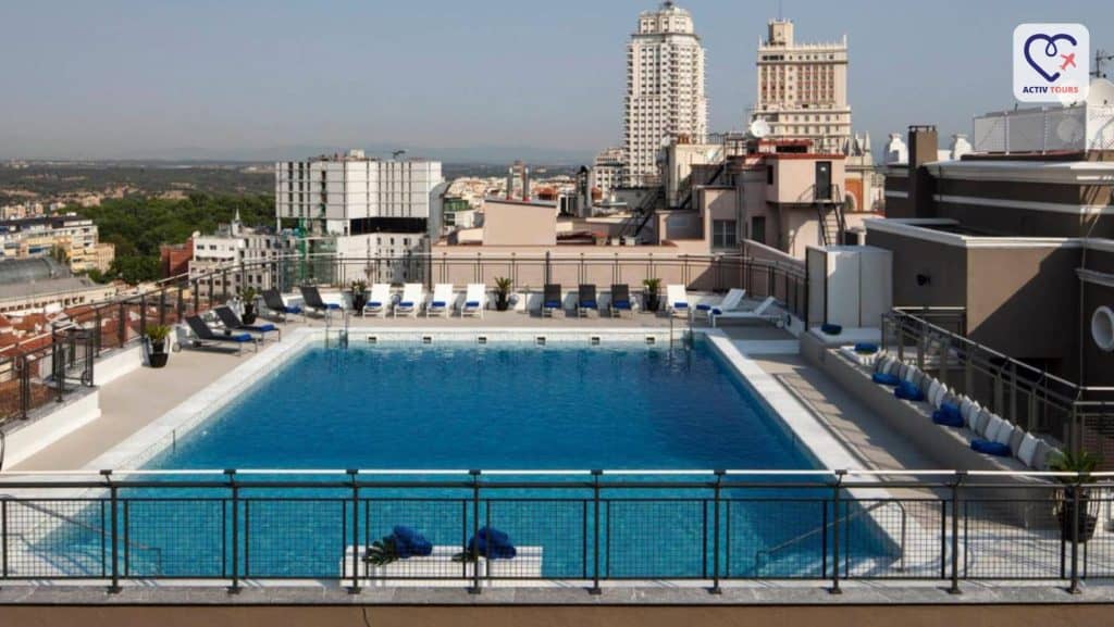 Piscina exterioară a unui hotel