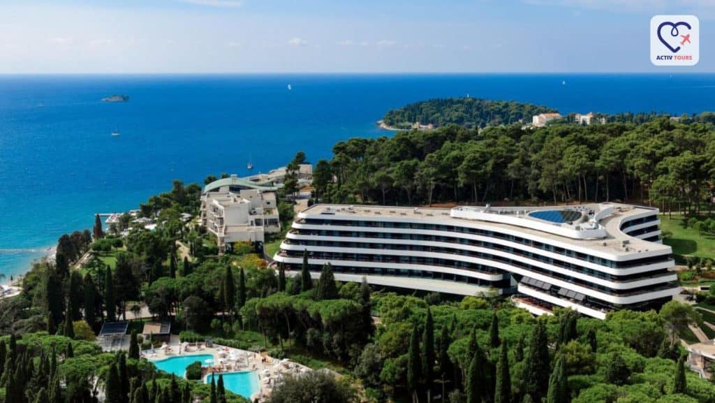 Peisaj panoramic al unui hotel de lux cu piscină exterioară