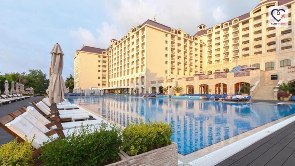 Piscină exterioară cu șezlonguri a unui hotel