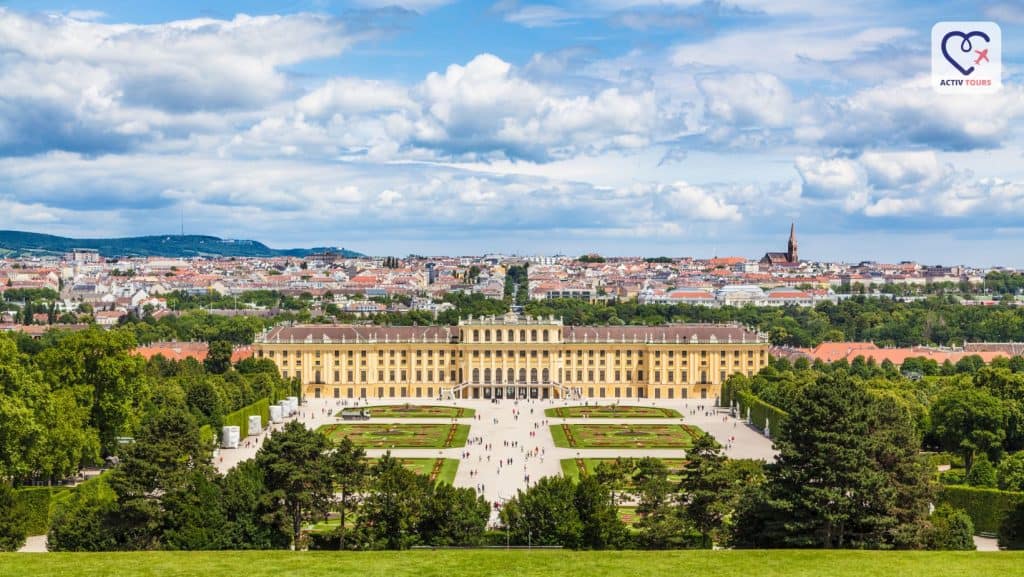 Peisaj panoramic al palatului Schonbrunn din Austria