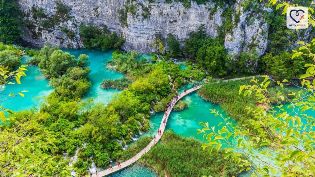 Turiști mergând pe un pod în parcul național Plitvice