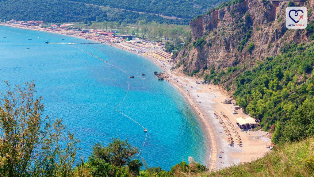 Peisaj panoramic natural al unei plaje stâncoase și largi