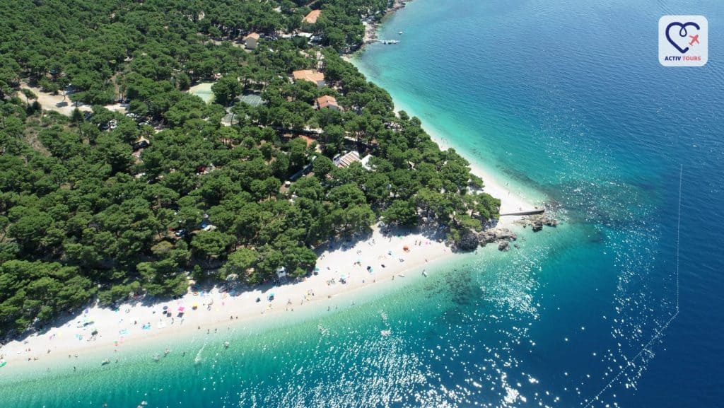 Plajă vastă cu nisip alb în Croatia