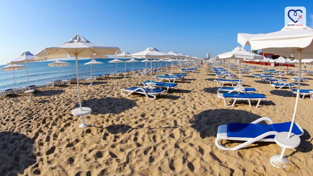 Plajă cu șezlonguri și umbrele în Sunny Beach