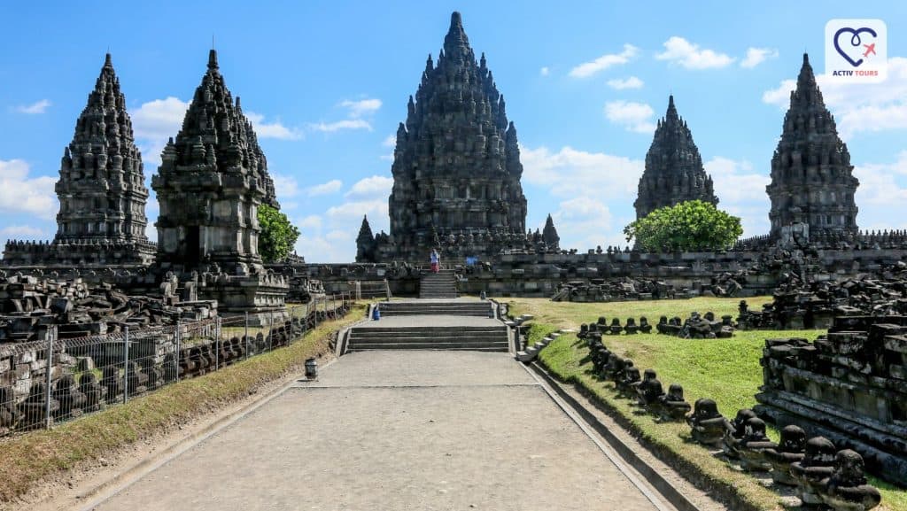 Peisaj panoramic cu templele Prambanan