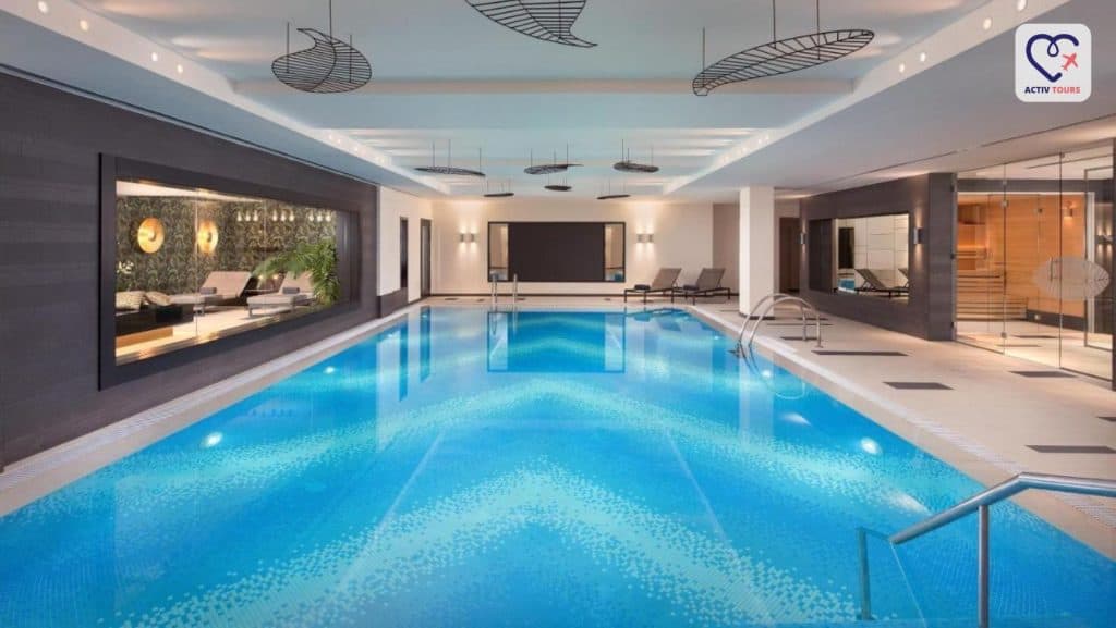 Piscină situată în interiorul unui hotel de lux