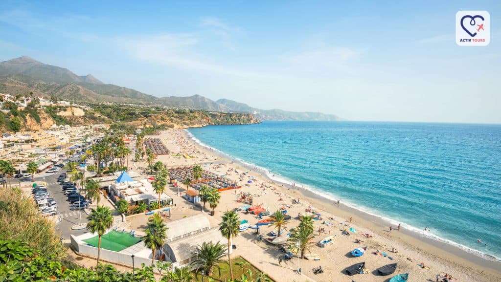 Oameni pe o plajă în vacanță pe Riviera Spaniolă