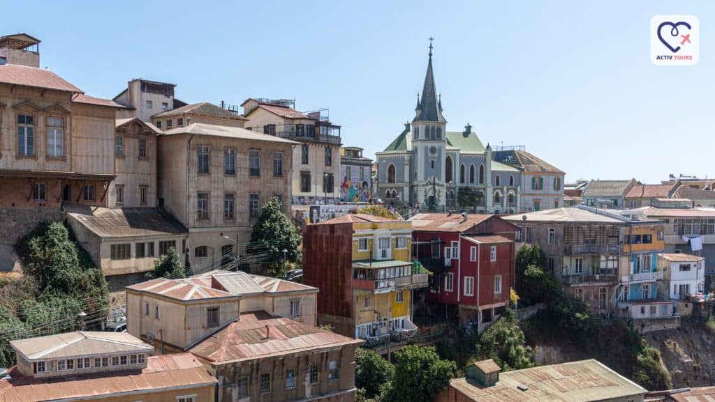 Peisaj panoramic al unui oraș istoric din Chile